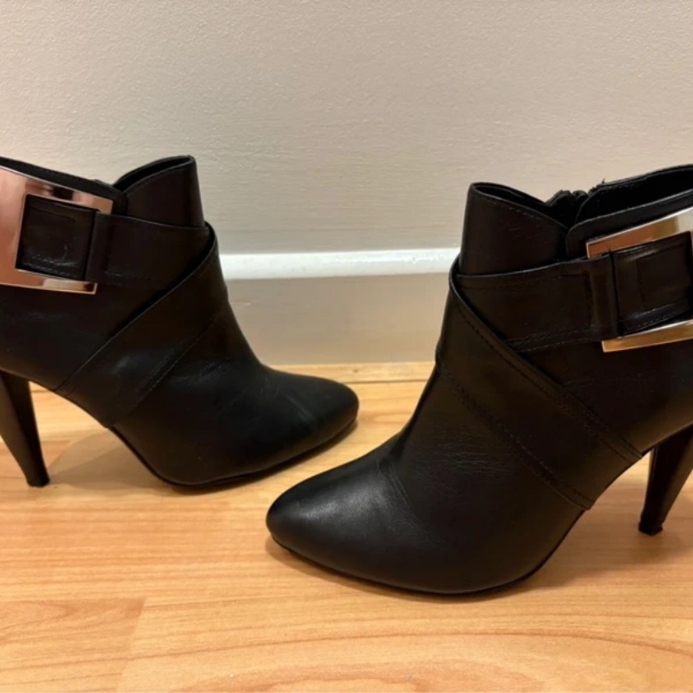 Elegant Black Heeled Boots with Buckle Accent